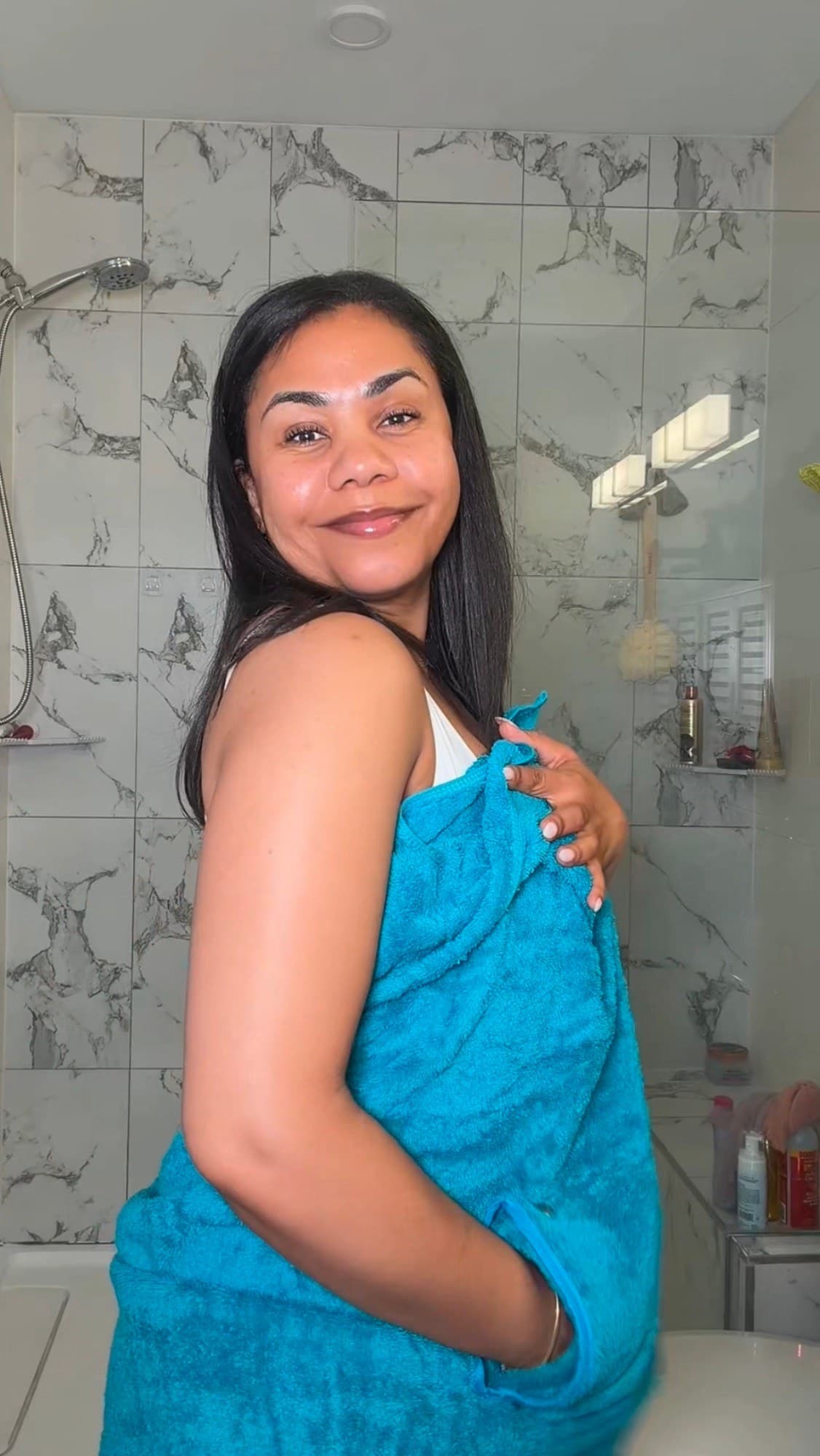 A woman in the Capri Breeze Smart Towel, the side pocket within reach.