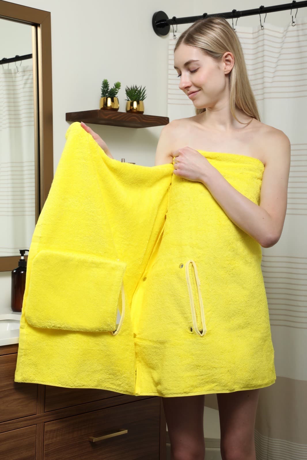 The Smart Towel worn in Illuminating, the snap-on pocket held open.